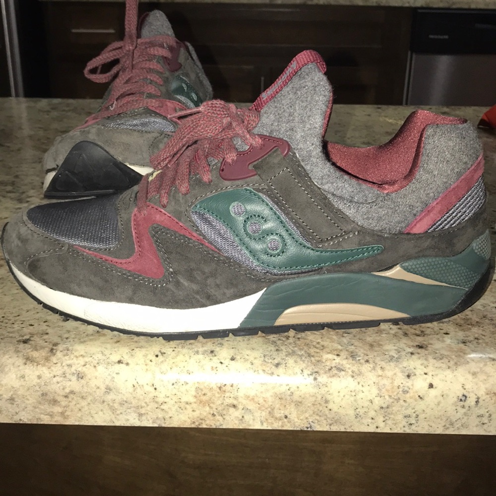 Saucony 9000 grid shoes.